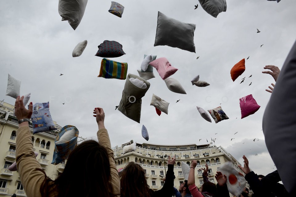 Pillow fight flash mob in Thessaloniki / Μαξιλαροπόλεμος στη Θεσσαλονίκη