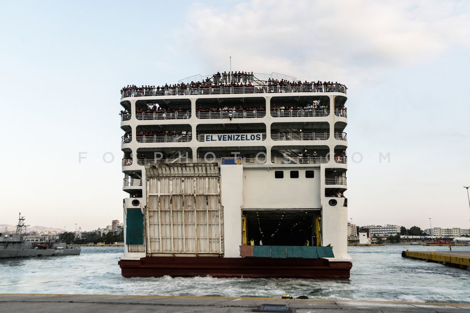 Syrian refugees  in Piraeus port / Πρόσφυγες απο την Συρία στον Πειραιά