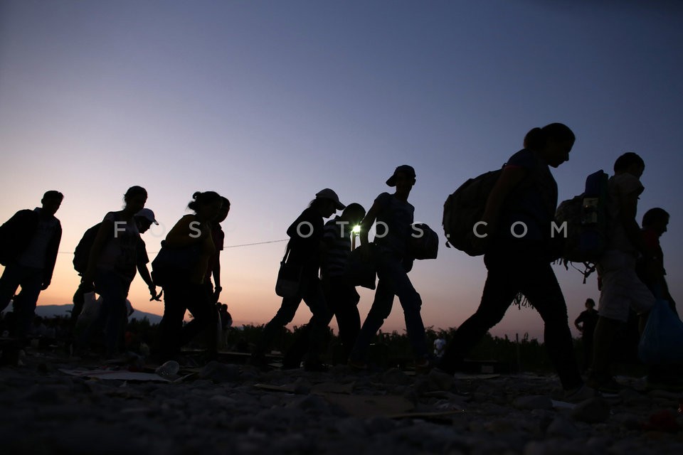 Syrian refugees at the Greek-FYROM borders /  Σύριοι πρόσφυγες  στα σύνορα Ελλάδας -  ΠΓΔτΜ
