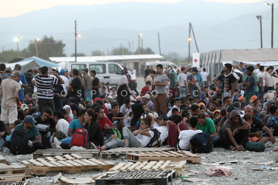 Syrian refugees at the Greek-FYROM borders /  Σύριοι πρόσφυγες  στα σύνορα Ελλάδας -  ΠΓΔτΜ