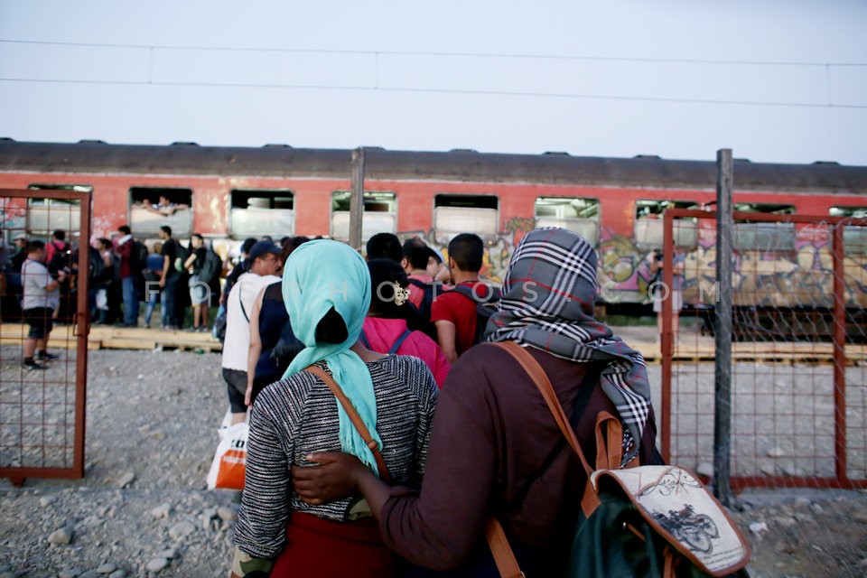 Syrian refugees at the Greek-Macedonian border /  Σύριοι πρόσφυγες  στα σύνορα Ελλάδας -  ΠΓΔτΜ