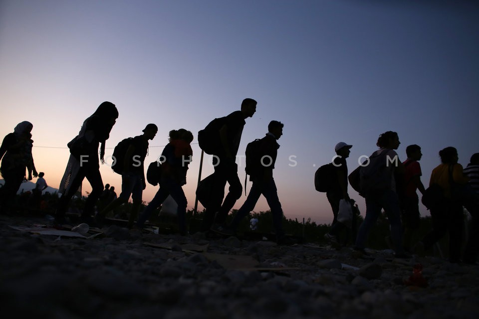 Syrian refugees at the Greek-Macedonian border /  Σύριοι πρόσφυγες  στα σύνορα Ελλάδας -  ΠΓΔτΜ