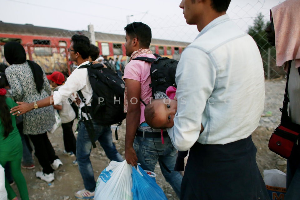 Syrian refugees at the Greek-FYROM borders /  Σύριοι πρόσφυγες  στα σύνορα Ελλάδας -  ΠΓΔτΜ