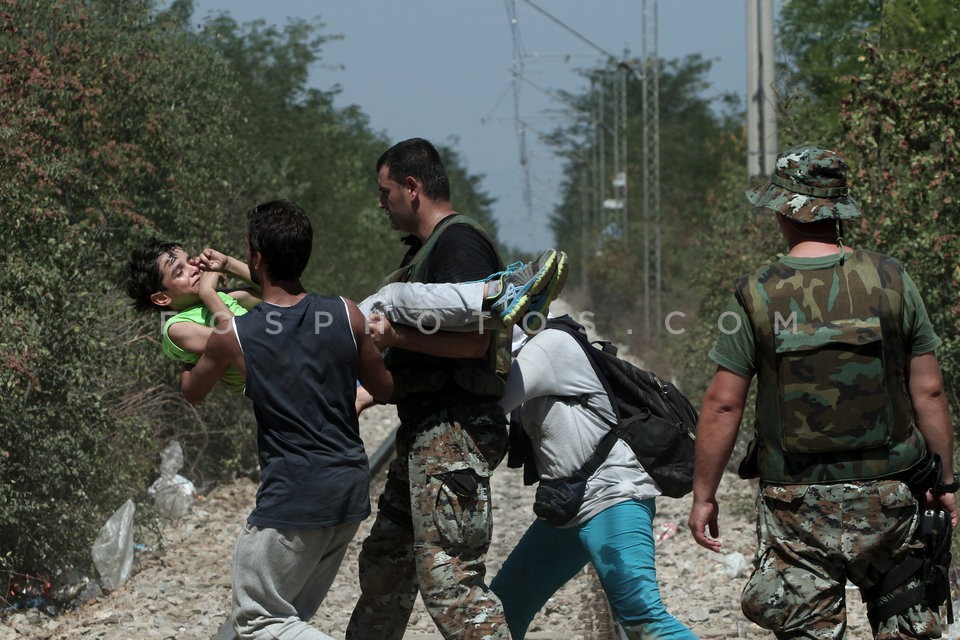 Syrian refugees and migrants fom Asia in Idomeni at the border between Greece - FYROM / Σύριοι πρόσφυγες και μετανάστες απο την Ασία στην Ειδομένη στα σύνορα Ελλάδας - ΠΓΔΜ