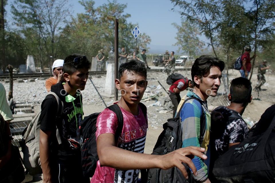 Syrian refugees and migrants fom Asia in Idomeni at the border between Greece - FYROM / Σύριοι πρόσφυγες και μετανάστες απο την Ασία στην Ειδομένη στα σύνορα Ελλάδας - ΠΓΔΜ