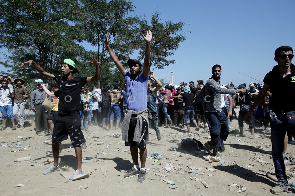 Syrian refugees and migrants fom Asia in Idomeni at the border between Greece - FYROM / Σύριοι πρόσφυγες και μετανάστες απο την Ασία στην Ειδομένη στα σύνορα Ελλάδας - ΠΓΔΜ