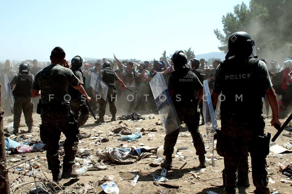 Syrian refugees at the Greek - FYROM borders /  Σύριοι πρόσφυγες στα σύνορα Ελλάδας - ΠΓΔτΜ