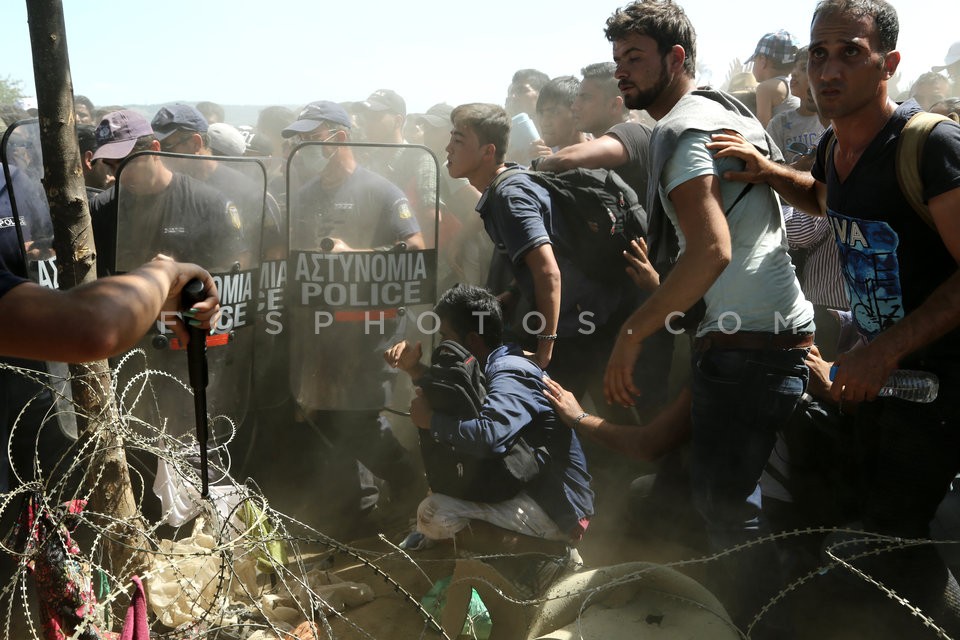 Syrian refugees at the Greek - FYROM borders /  Σύριοι πρόσφυγες στα σύνορα Ελλάδας - ΠΓΔτΜ