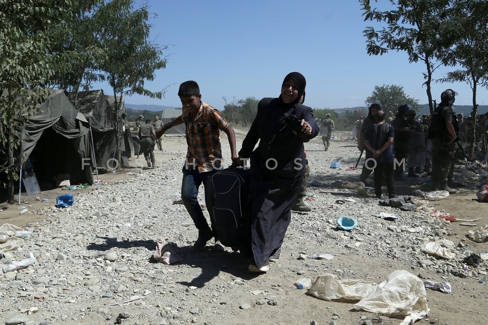 Syrian refugees at the Greek - FYROM borders /  Σύριοι πρόσφυγες στα σύνορα Ελλάδας - ΠΓΔτΜ