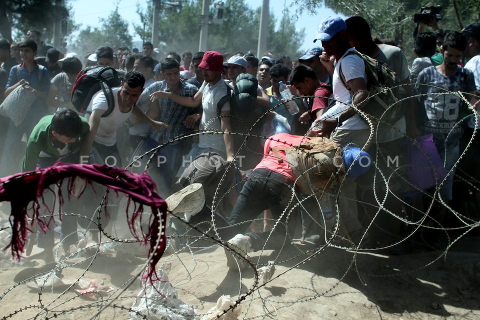 Syrian refugees at the Greek - FYROM borders /  Σύριοι πρόσφυγες στα σύνορα Ελλάδας - ΠΓΔτΜ