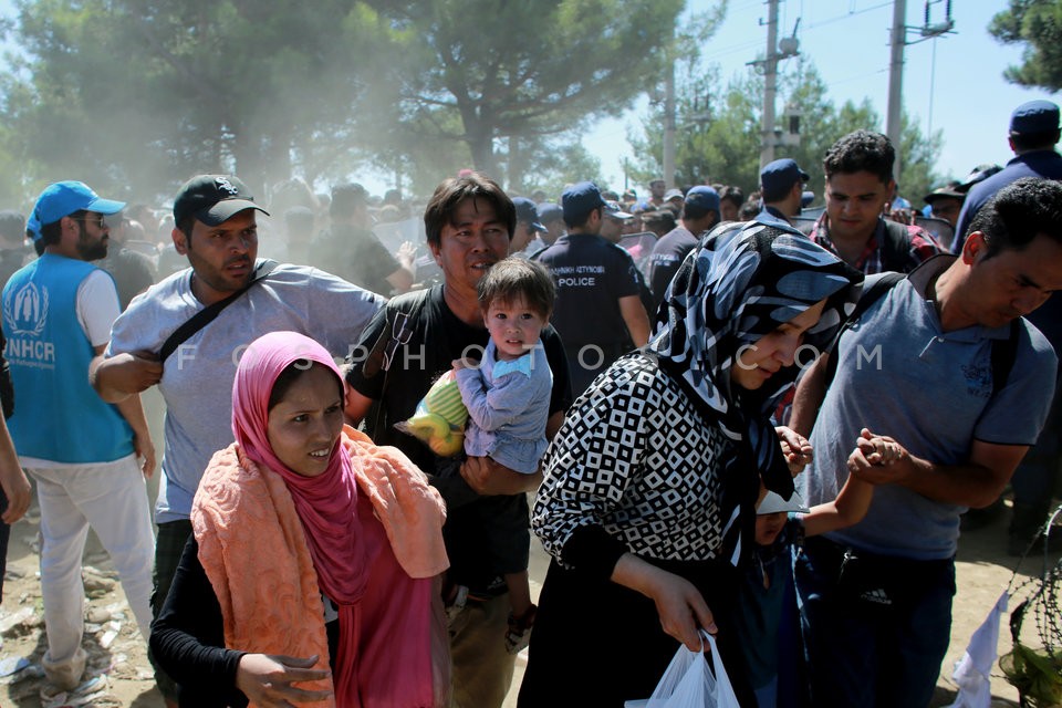 Syrian refugees at the Greek - FYROM borders /  Σύριοι πρόσφυγες στα σύνορα Ελλάδας - ΠΓΔτΜ