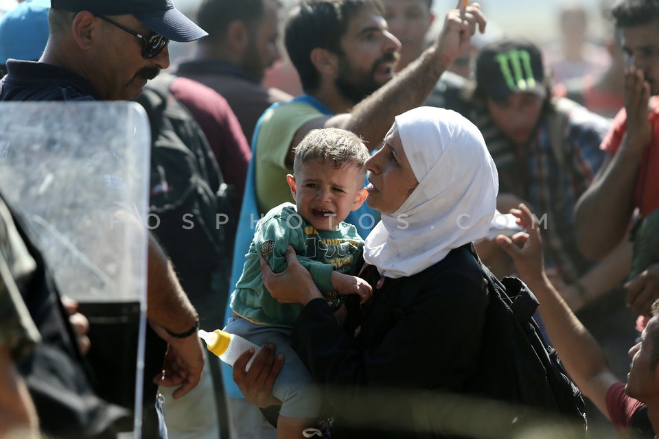 Syrian refugees at the Greek - FYROM borders /  Σύριοι πρόσφυγες στα σύνορα Ελλάδας - ΠΓΔτΜ