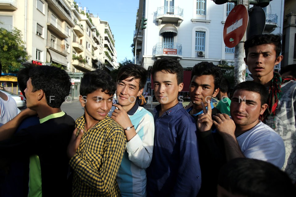 Migrants in Victoria Square, central Athens / Mετανάστες στην πλατεία Βικτωρίας