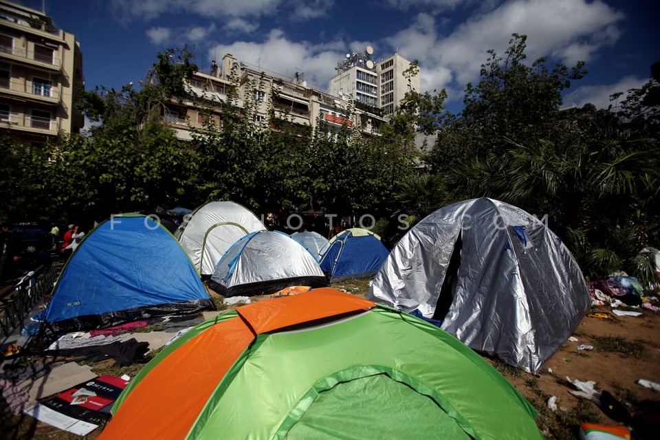 Migrants in Victoria Square, central Athens / Mετανάστες στην πλατεία Βικτωρίας