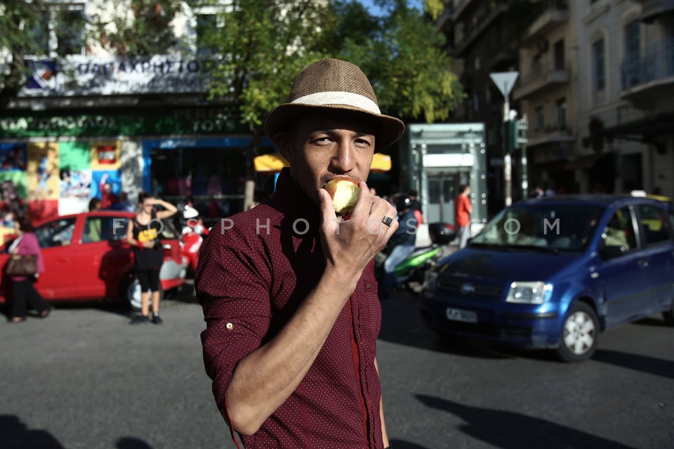 Migrants in Victoria Square, central Athens / Mετανάστες στην πλατεία Βικτωρίας