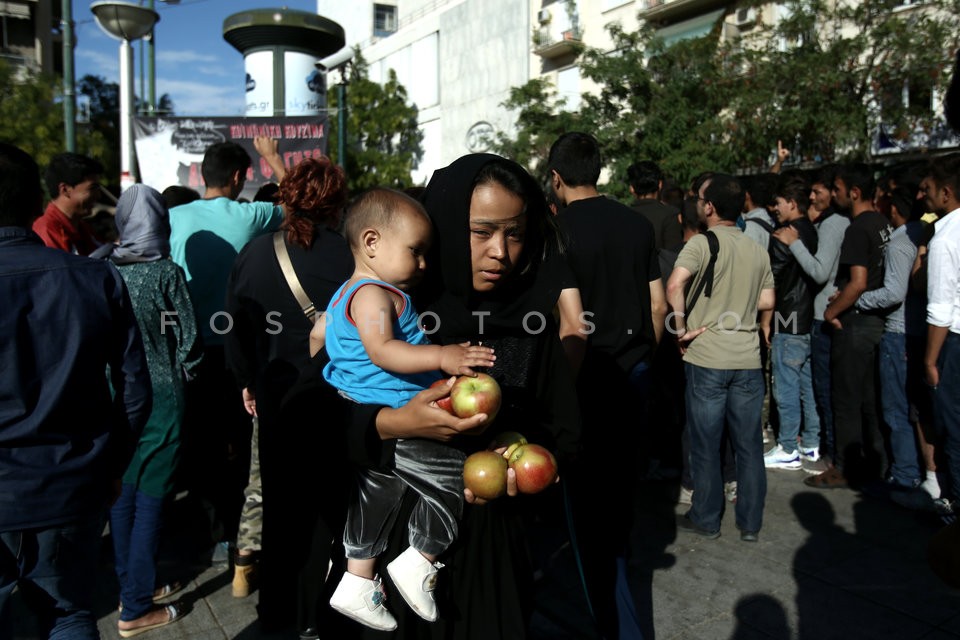 Migrants in Victoria Square, central Athens / Mετανάστες στην πλατεία Βικτωρίας