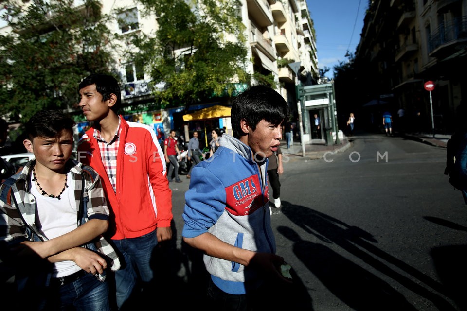 Migrants in Victoria Square, central Athens / Mετανάστες στην πλατεία Βικτωρίας