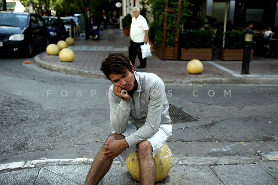 Migrants in Victoria Square, central Athens / Mετανάστες στην πλατεία Βικτωρίας