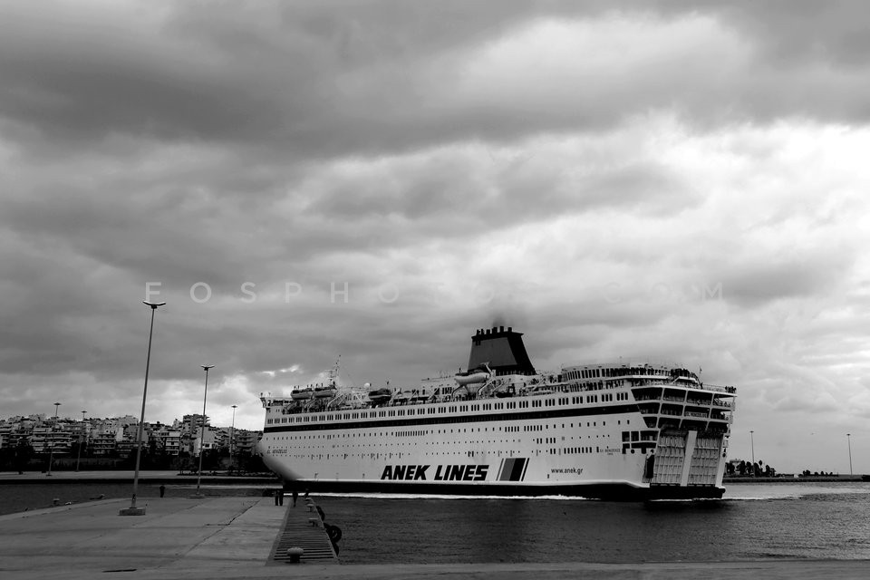 Migrants and refugees at Piraeus port, Athens / Μετανάστες και  πρόσφυγες στον Πειραιά