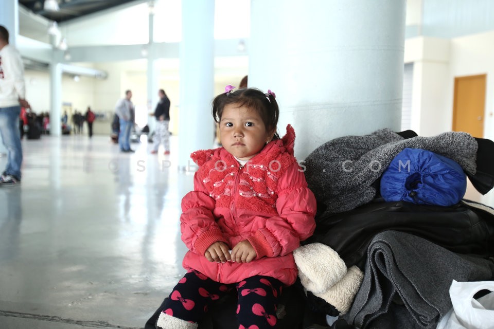 Immigrants and refugees disembark to Piraeus port / Μετανάστες και πρόσφυγες στον Πειραιά