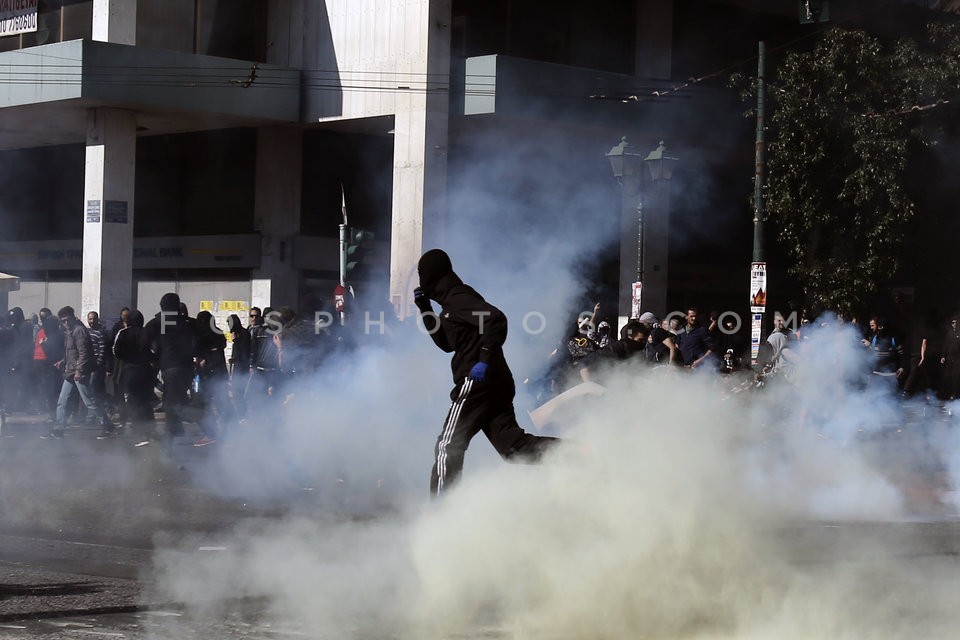 Clashes between riot police and protesters in central Athens / Επεισόδεια στο Σύνταγμα μετά το τέλος της πορείας