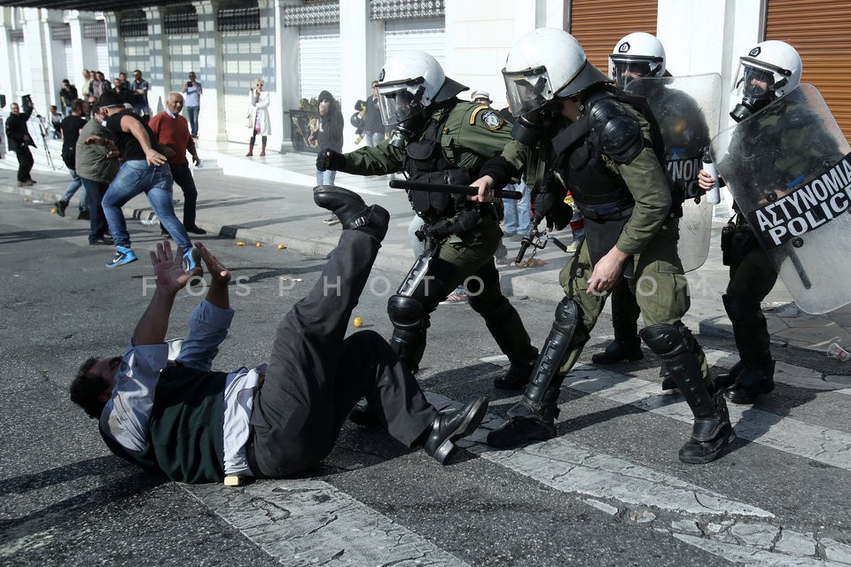 Clashes between riot police and farmers in Athens  / Επεισόδια μεταξύ αγροτών και ΜΑΤ