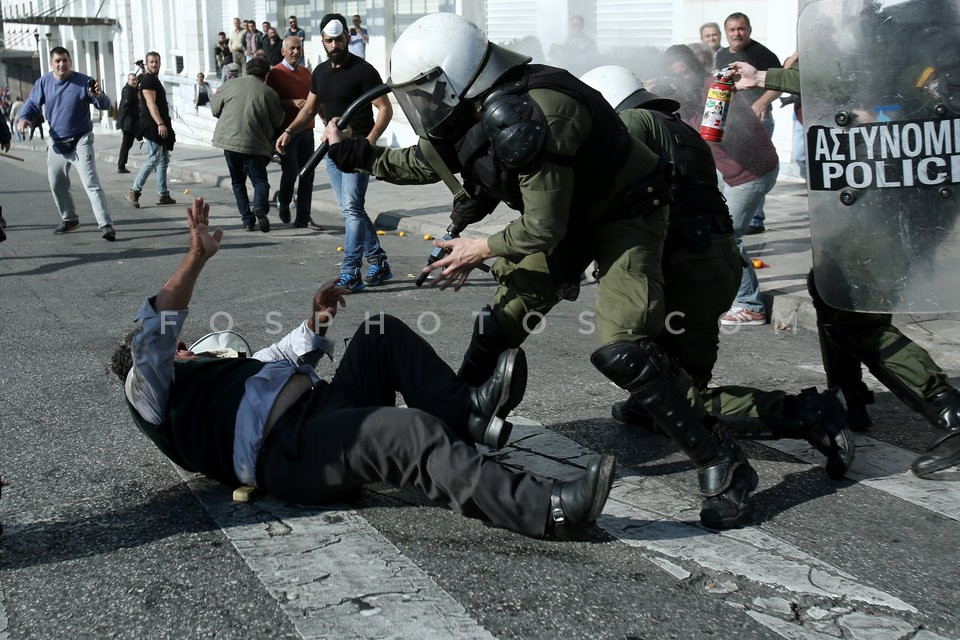 Clashes between riot police and farmers in Athens  / Επεισόδια μεταξύ αγροτών και ΜΑΤ