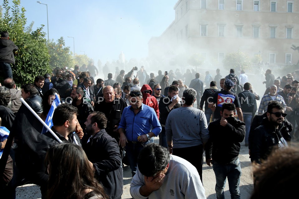 Clashes between riot police and farmers in Athens  / Επεισόδια μεταξύ αγροτών και ΜΑΤ