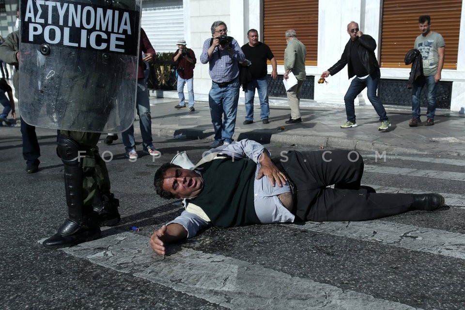 Clashes between riot police and farmers in Athens  / Επεισόδια μεταξύ αγροτών και ΜΑΤ