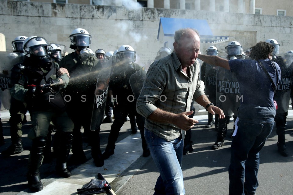 Clashes between riot police and farmers in Athens  / Επεισόδια μεταξύ αγροτών και ΜΑΤ