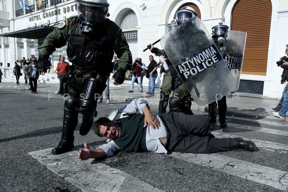 Clashes between riot police and farmers in Athens  / Επεισόδια μεταξύ αγροτών και ΜΑΤ