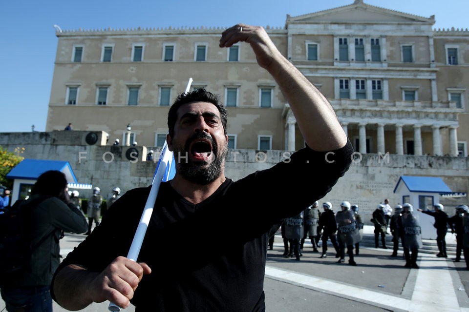 Clashes between riot police and farmers in Athens  / Επεισόδια μεταξύ αγροτών και ΜΑΤ