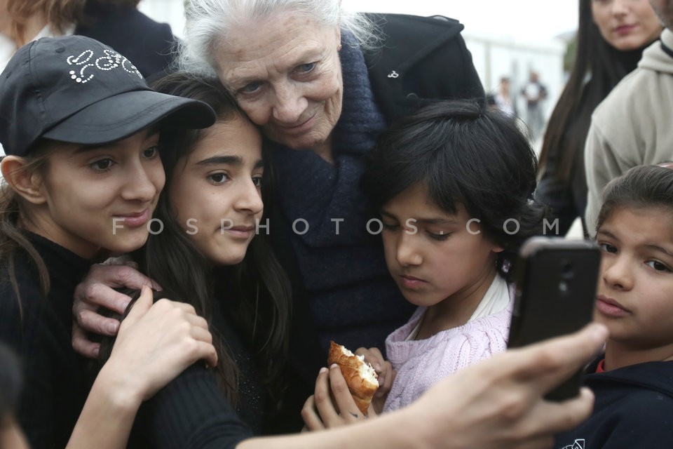 Vanessa Redgrave at the refugee and migrant hospitality camp in Eleonas / Η Βανέσα Ρεντγκρέιβ στο Κέντρο Φιλοξενίας Προσφύγων στον Ελαιώνα