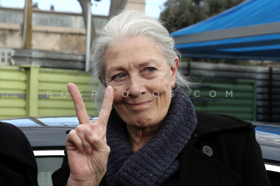 Vanessa Redgrave at the refugee and migrant hospitality camp in Eleonas / Η Βανέσα Ρεντγκρέιβ στο Κέντρο Φιλοξενίας Προσφύγων στον Ελαιώνα