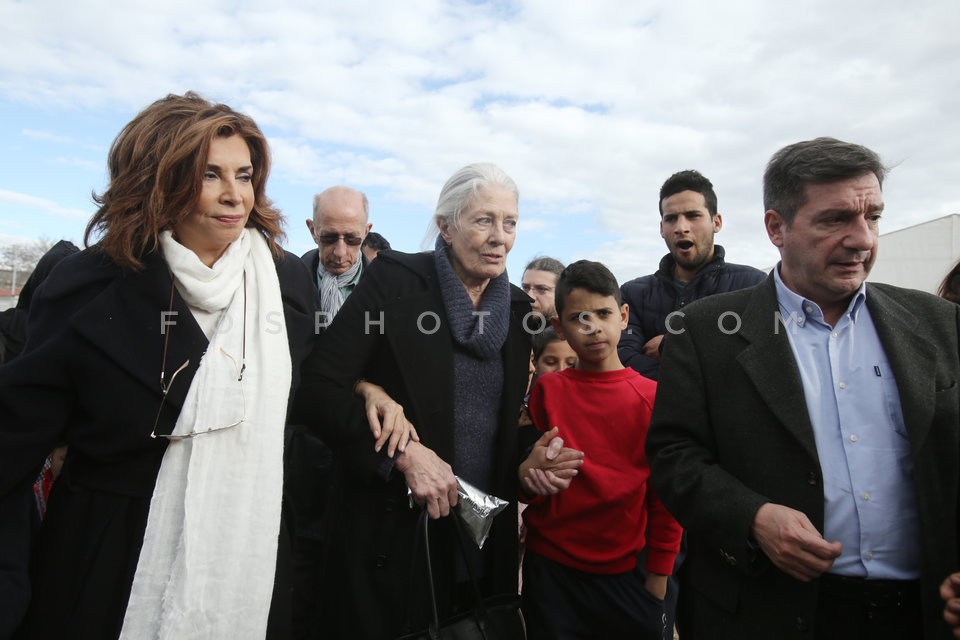 Vanessa Redgrave at the refugee and migrant hospitality camp in Eleonas / Η Βανέσα Ρεντγκρέιβ στο Κέντρο Φιλοξενίας Προσφύγων στον Ελαιώνα