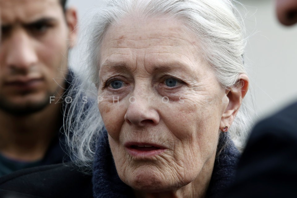 Vanessa Redgrave at the refugee and migrant hospitality camp in Eleonas / Η Βανέσα Ρεντγκρέιβ στο Κέντρο Φιλοξενίας Προσφύγων στον Ελαιώνα