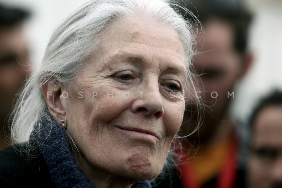 Vanessa Redgrave at the refugee and migrant hospitality camp in Eleonas / Η Βανέσα Ρεντγκρέιβ στο Κέντρο Φιλοξενίας Προσφύγων στον Ελαιώνα