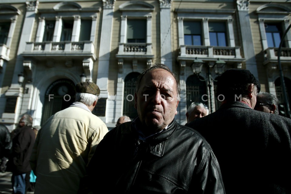 Pensioners protest at the Labour Ministry  /  Συγκέντρωση συνταξιούχων στο υπουργείο Εργασίας