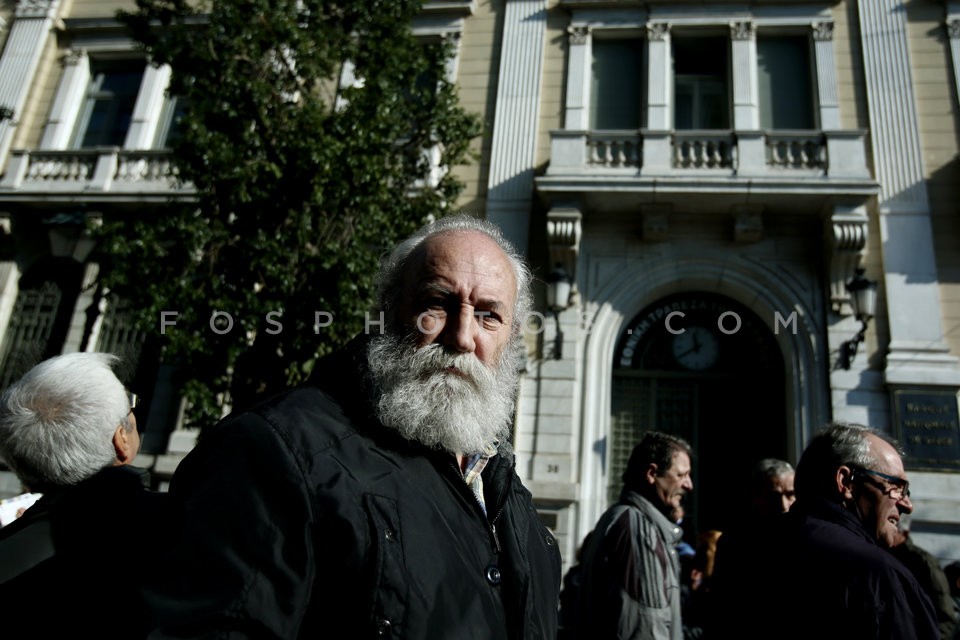 Pensioners protest at the Labour Ministry  /  Συγκέντρωση συνταξιούχων στο υπουργείο Εργασίας