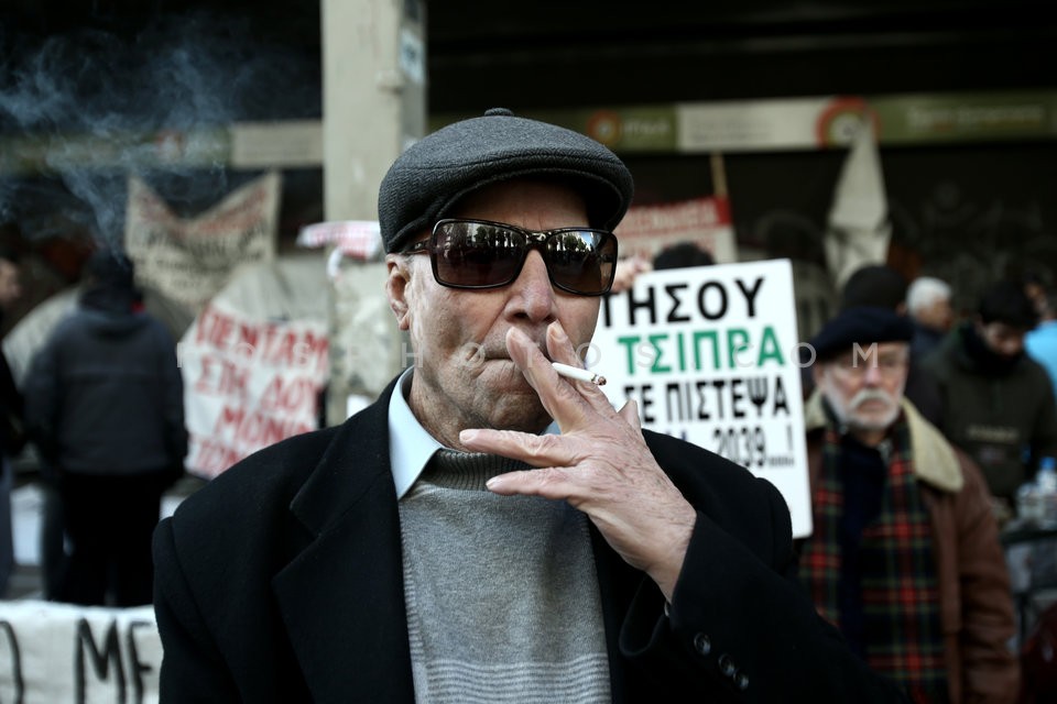 Pensioners protest at the Labour Ministry  /  Συγκέντρωση συνταξιούχων στο υπουργείο Εργασίας