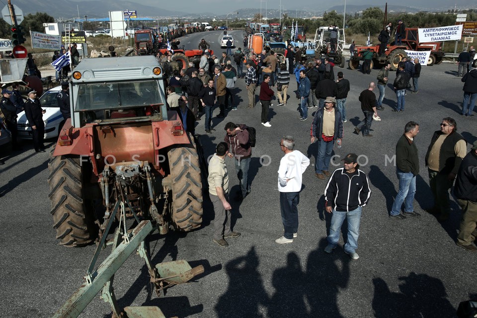 Farmers protesting against pension cuts  / Μπλόκο αγροτών στην Βάρης - Κορωπίου