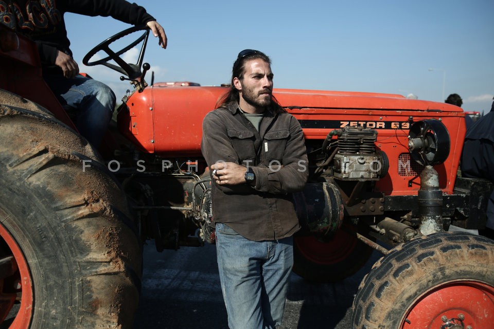 Farmers protesting against pension cuts  / Μπλόκο αγροτών στην Βάρης - Κορωπίου