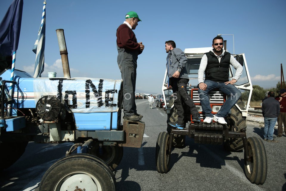 Farmers protesting against pension cuts  / Μπλόκο αγροτών στην Βάρης - Κορωπίου