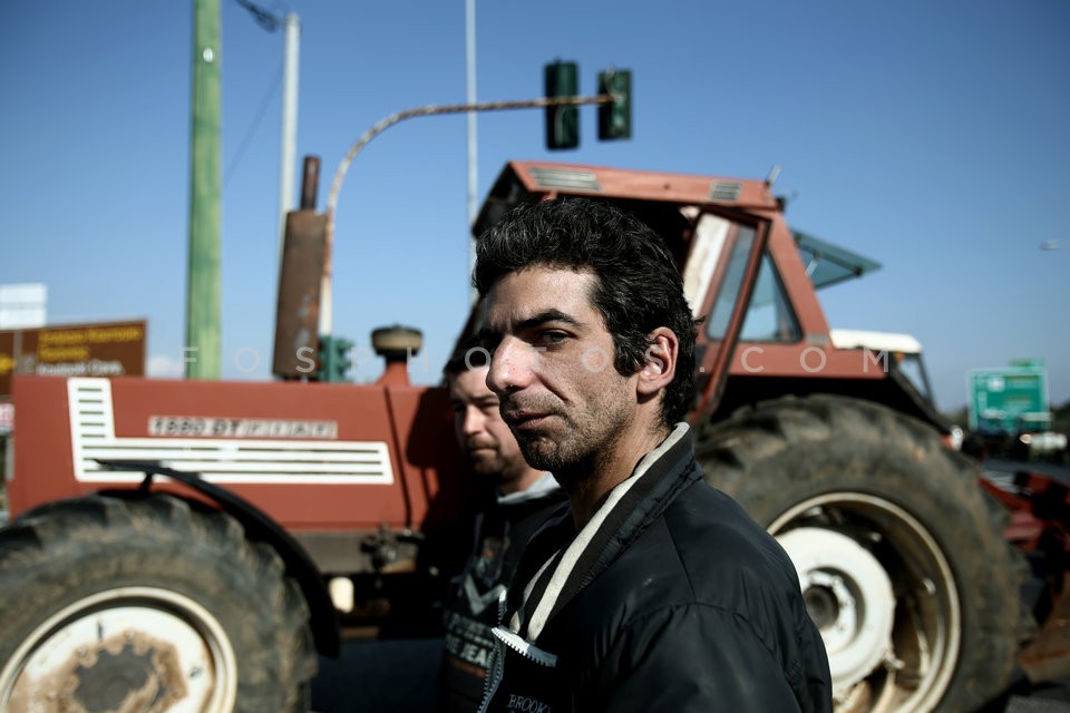 Farmers protesting against pension cuts  / Μπλόκο αγροτών στην Βάρης - Κορωπίου