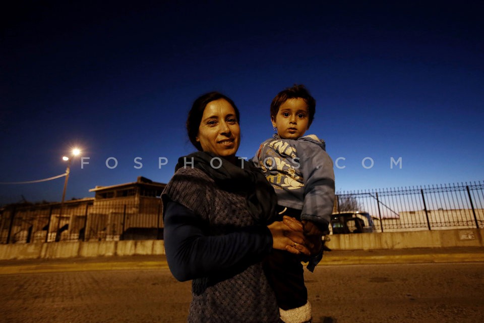 Immigrants and refugees disembark at Piraeus port  / Μετανάστες και πρόσφυγες στον Πειραιά