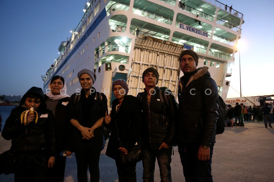 Immigrants and refugees disembark at Piraeus port  / Μετανάστες και πρόσφυγες στον Πειραιά