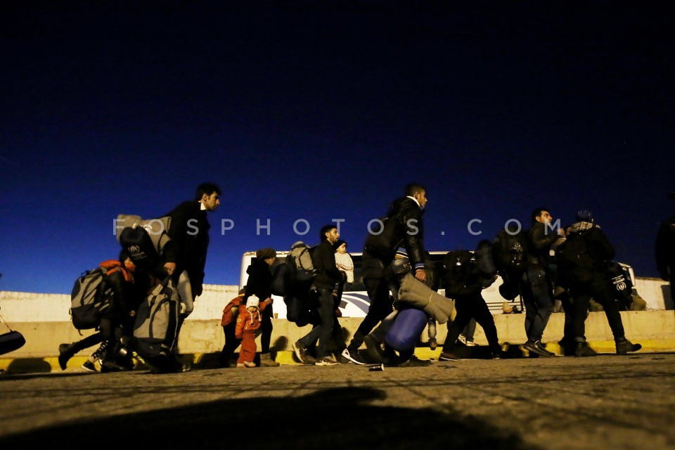 Immigrants and refugees disembark at Piraeus port  / Μετανάστες και πρόσφυγες στον Πειραιά