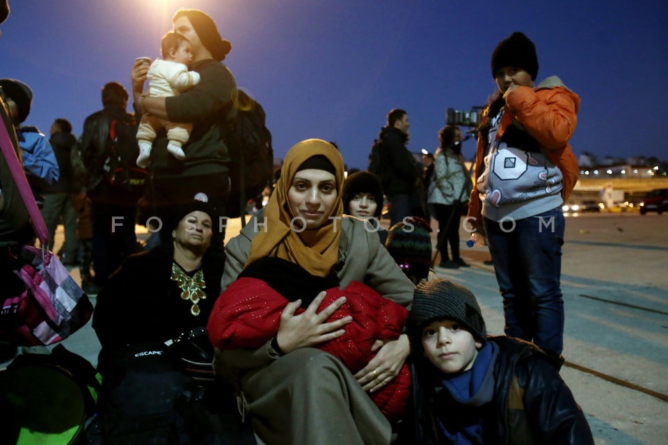 Immigrants and refugees disembark at Piraeus port  / Μετανάστες και πρόσφυγες στον Πειραιά