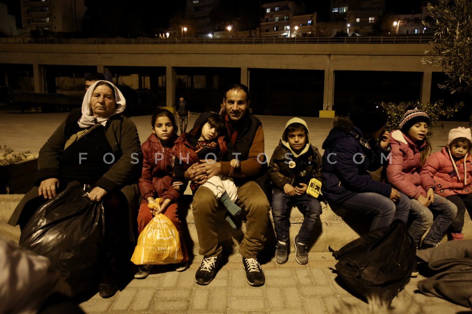 Immigrants and refugees disembark at Piraeus port  / Μετανάστες και πρόσφυγες στον Πειραιά