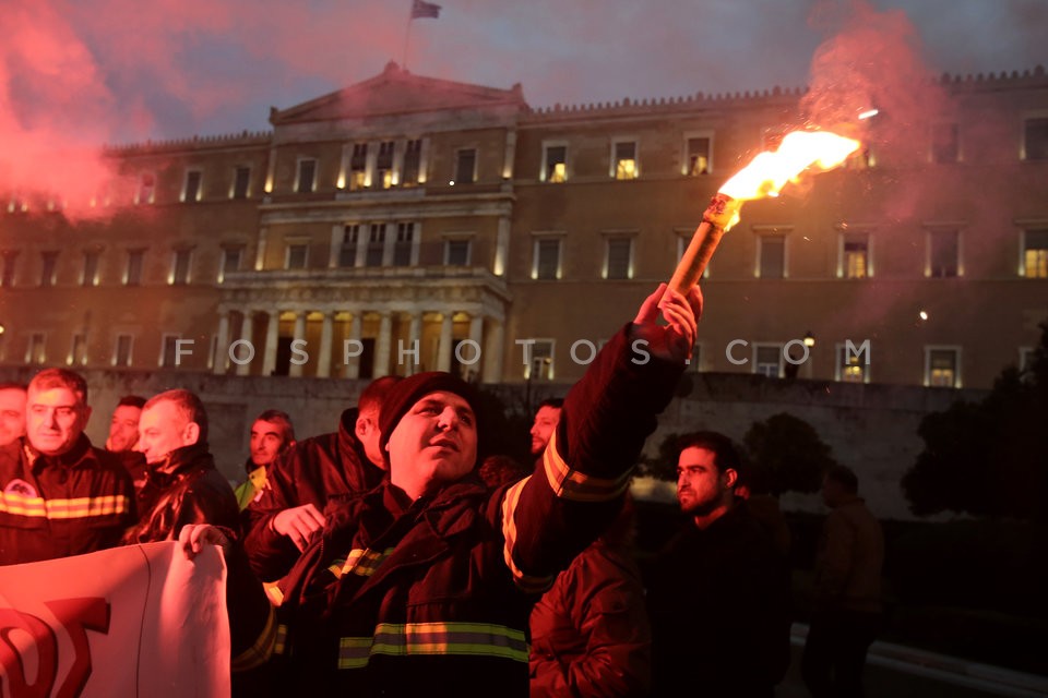 Protest rally by police officers against pension cuts / Πορεία εργαζομένων στα σώματα ασφαλείας